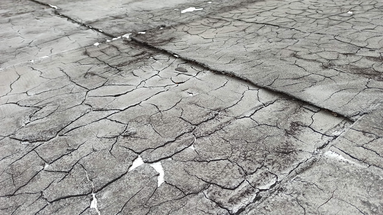 Degradácia plochých striech: ako identifikovať stav pred zlyhaním