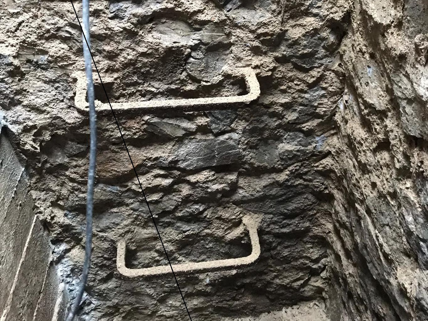 Ako utesniť prasklinu, cez ktorú preteká tlaková voda