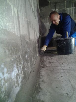 Fabion-z-Koster-Repair-Mortaru-v-interiéri-pred-nanesením-novej-hydroizolácie