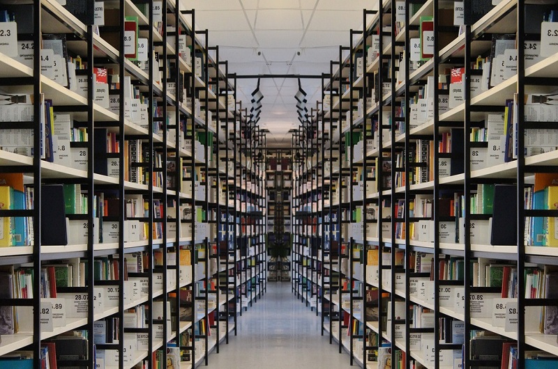 Aký priestor by ste si mali nechať medzi policami regálov?