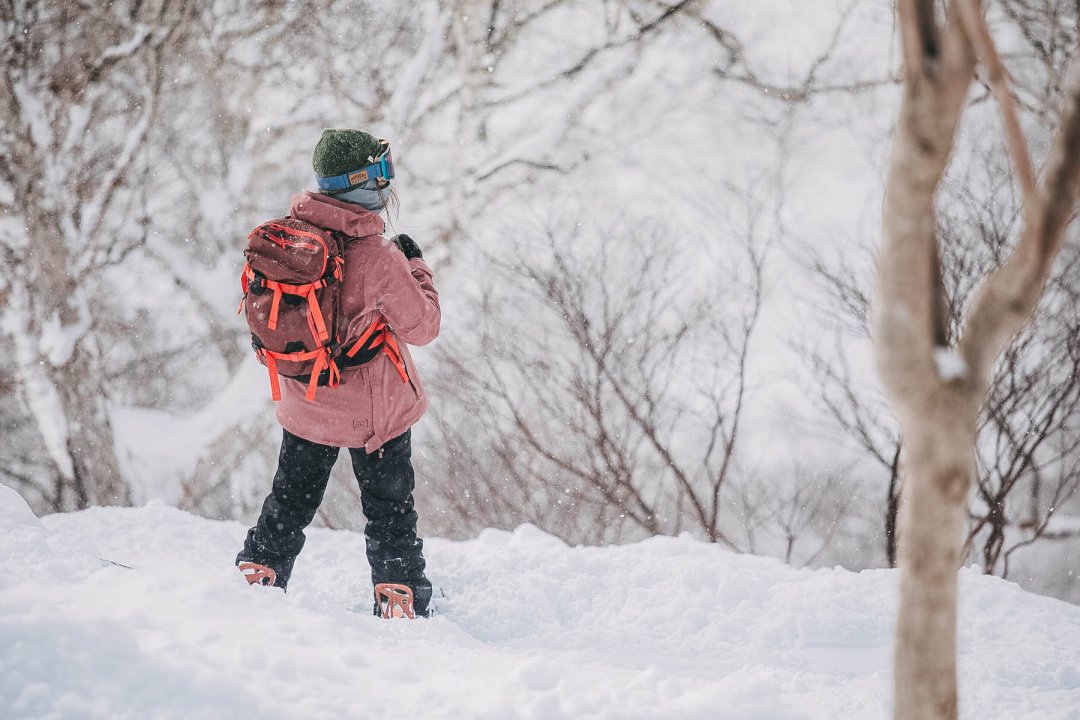 Snowboardista v zimním počasí