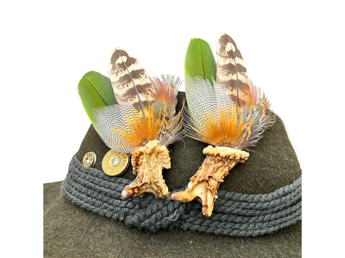 Ozdoby na klobouk z paroží a peří