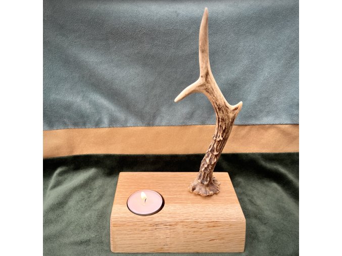 Svícen ze dřeva s parožím