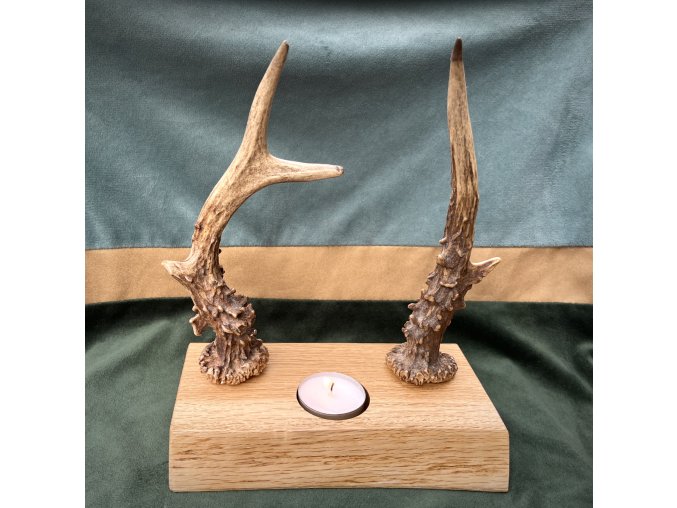 Svícen ze dřeva s parožím