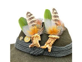 Ozdoby na klobouk z paroží a peří