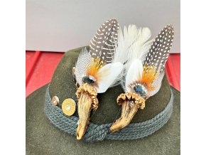 Ozdoby na klobouk z paroží a peří