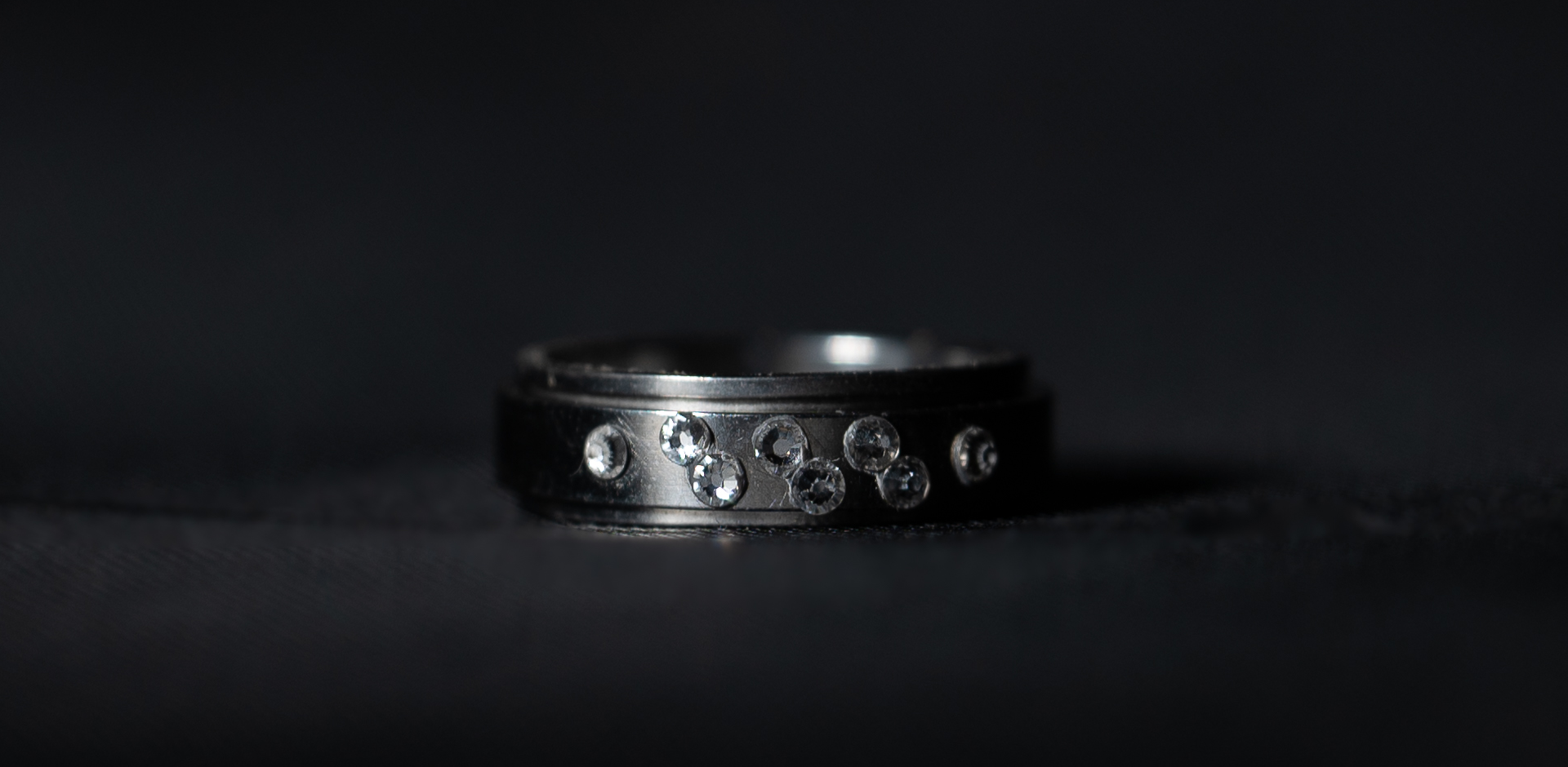 Čierny prsteň s kryštálikmi