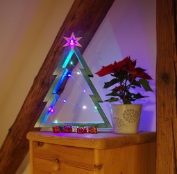 Vánoční stromeček dřevěný- tyrkysový s osvětlením v interiéru