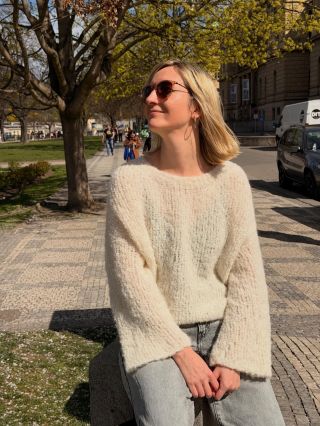 Jaro 🌸 Na sobẽ mám #light_loop_sweater od @otherloops Použila jsem cca 4 klubíčka DROPS Alpaca Bouclé