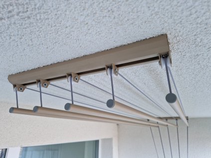 Hliníkový stropný sušiak hnedej farby