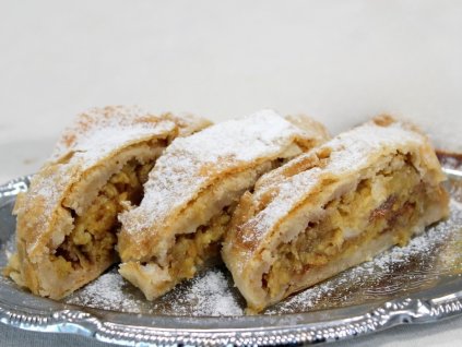 Domáca ťahaná štrúdľa PRÉZĽOVÁ s JABLKAMI a MASLOM