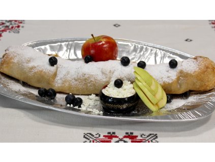 Pravá ťahaná štrúdľa TVAROHOVÁ S ČUČORIEDKAMI (celá noha pás) 1kg