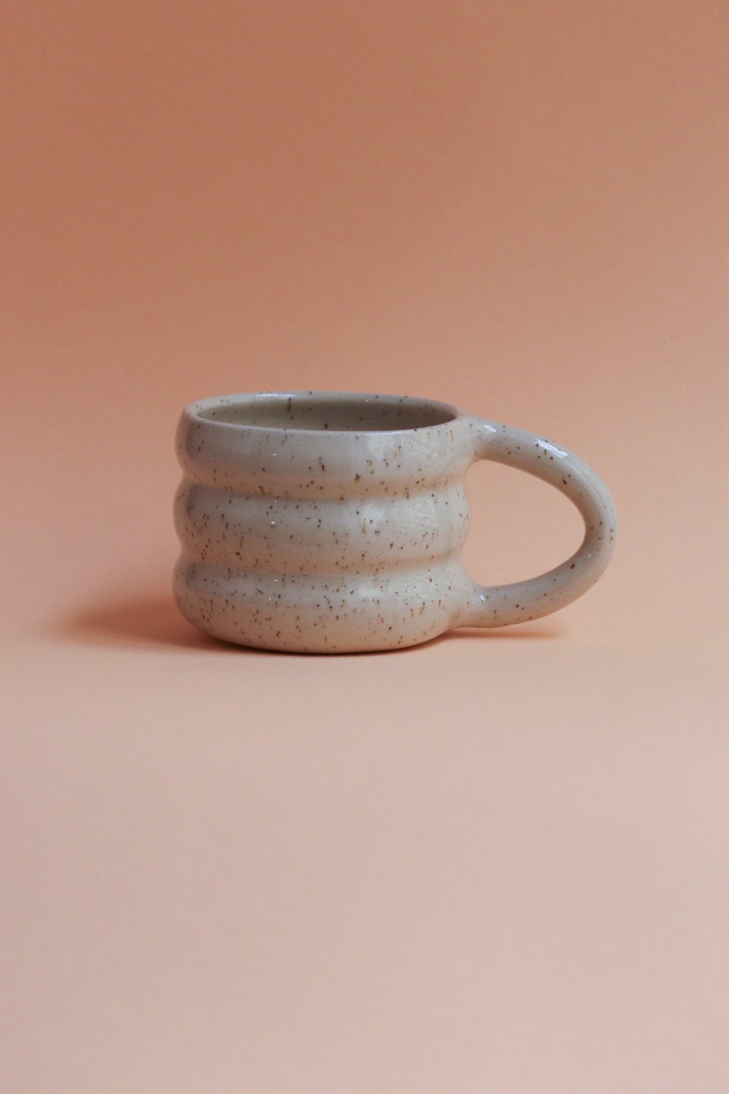 Hrnek vlnkatý tečkatý naglazovaný