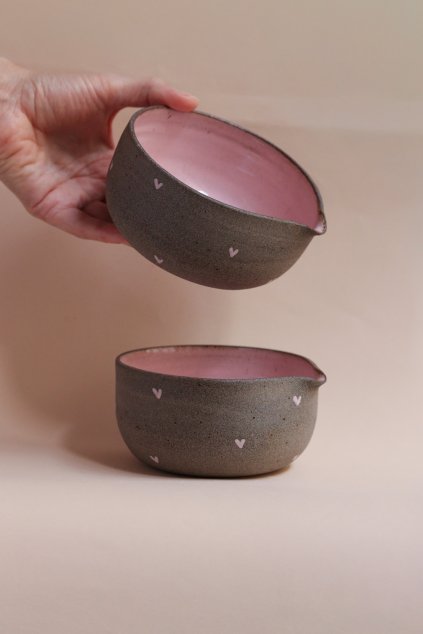 Tmavý chawan na matchu srdíčkatý růžový