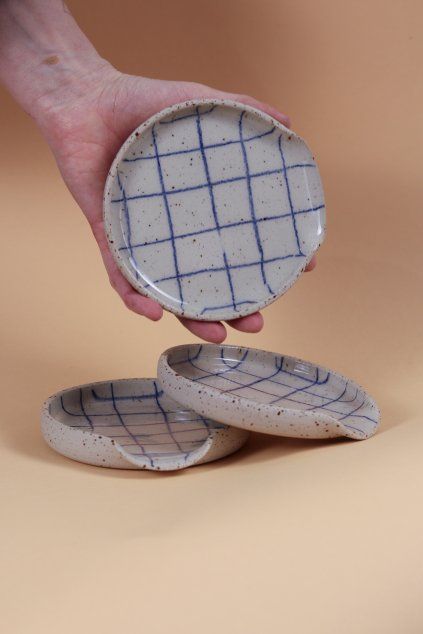 spoon rest s modrou mřížkou, keramický talířek na vařečku