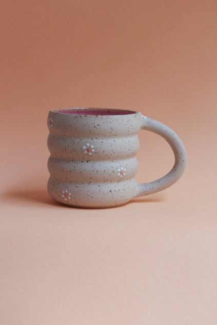 Čajový hrnek vlnky s kytičkami růžový