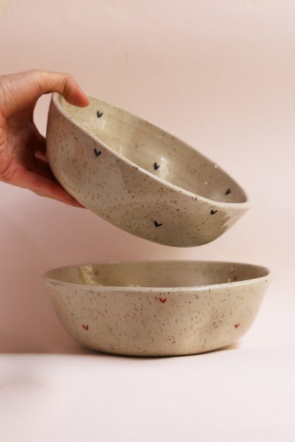 Tečkatá miska se srdíčky velká