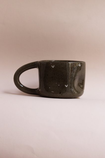 Hrnek tmavý s bílými srdíčky celoglazovaný