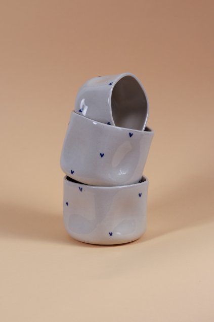 Kalíšek s modrými srdíčky béžový