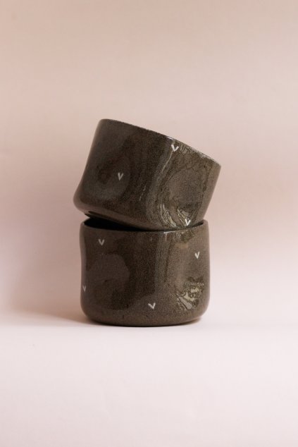 Kalíšek tmavý bílá srdíčka celoglazovaný