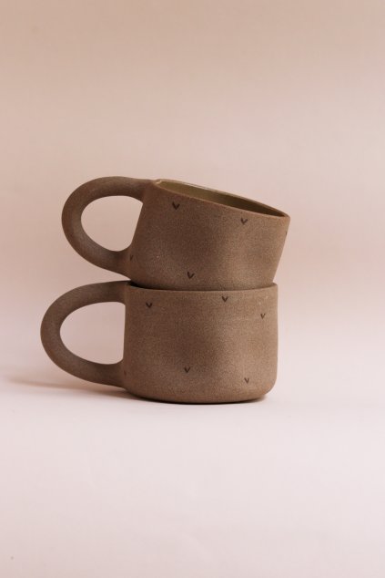 Hrnek toffee s hnědými srdíčky