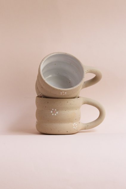 Vknkatý hrnek s kytičkami bílý