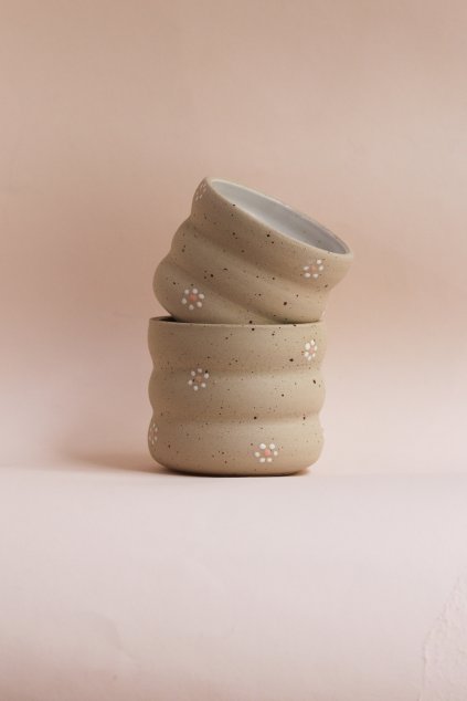 Kalíšek vlnkatý s kytičkami bílý