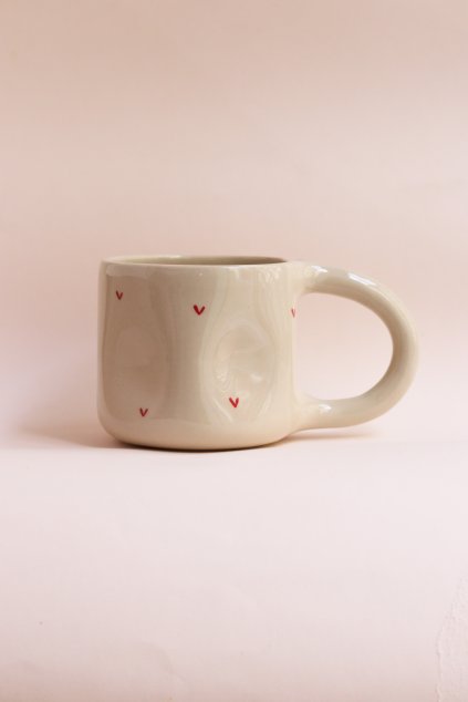 Čajový hrnek béžový červená srdíčka