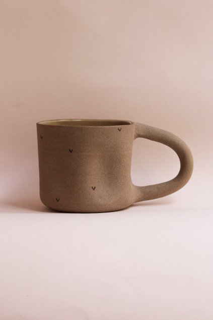 Čajový hrnek toffee se srdíčky