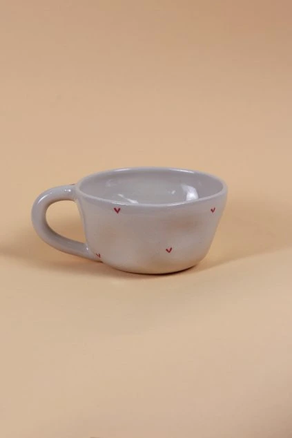Hrnek otevřený červená srdíčka pomačkaný