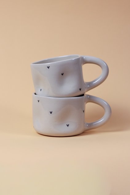 Hrnek s černými srdíčky béžový