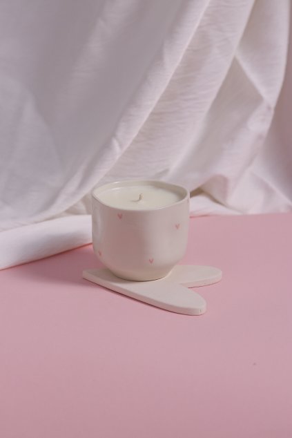 Pomačkaná svíčka s růžovými srdíčky