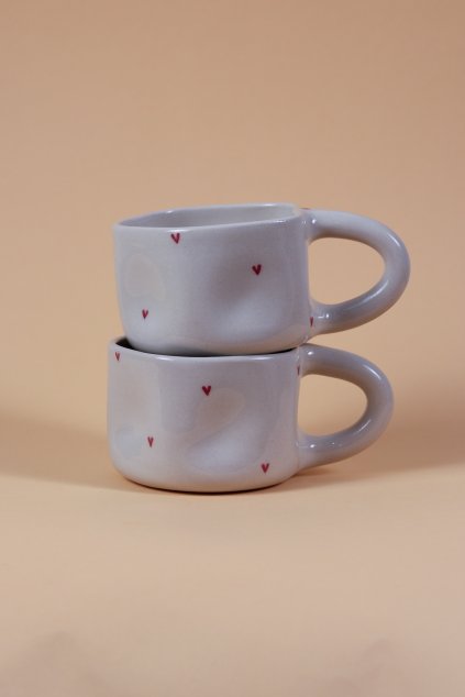 Hrnek s červenými srdíčky béžový