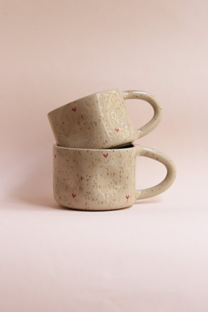 Hrnek s červenými srdíčky tečkatý