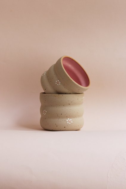 Kalíšek vlnkatý s kytičkami růžový