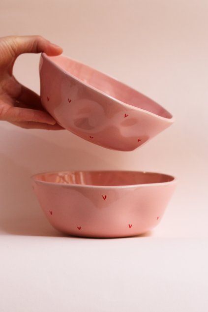 Miska pomačkaná růžová s červenými srdíčky malá