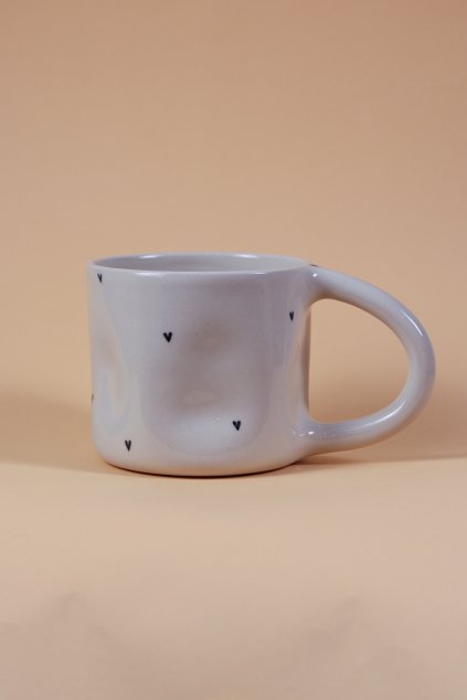Čajový hrnek s černými srdíčky