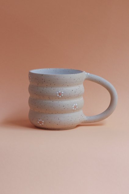 Čajový hrnek vlnky s kytičkami bílý