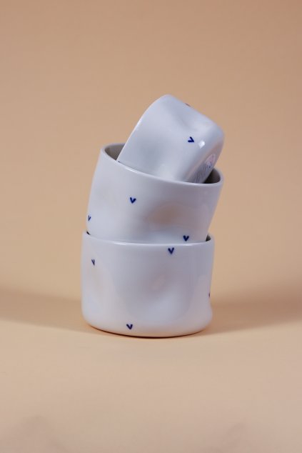 Kalíšek s modrými srdíčky poloporcelán