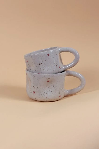 Hrnek s červenými srdíčky tečkatý