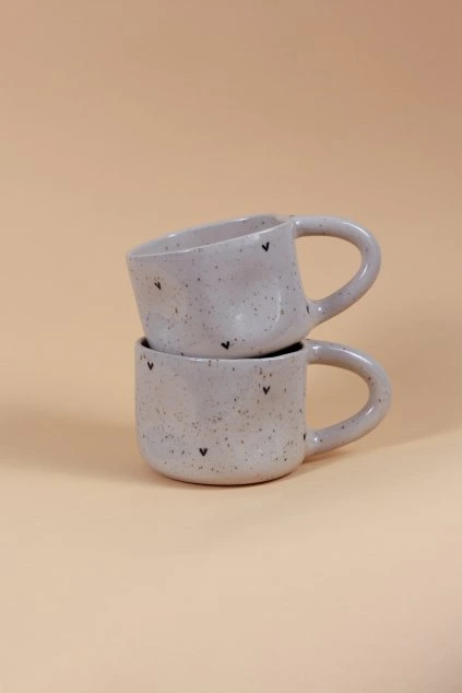 Hrnek s černými srdíčky tečkatý