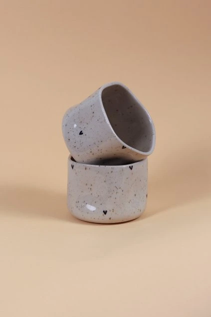 Kalíšek s černými srdíčky tečkatý