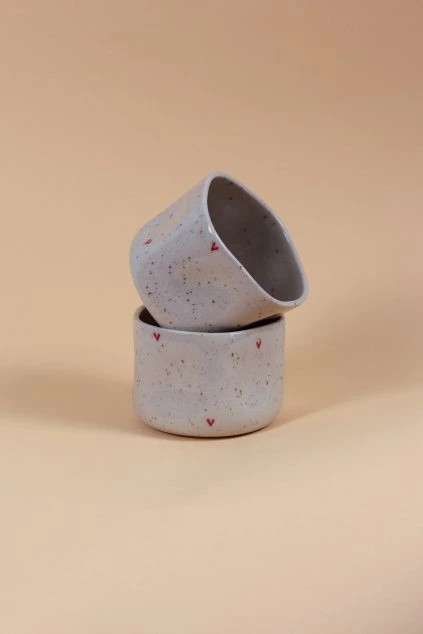 Kalíšek s červenými srdíčky tečkatý