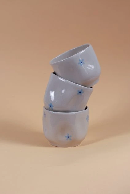 Kalíšek modré jarní kytičky zůžený