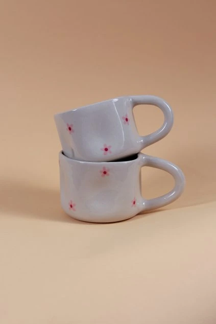 Hrnek růžové jarní kytičky pomačkaný