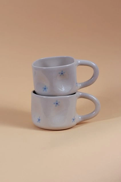 Hrnek modré jarní kytičky pomačkaný