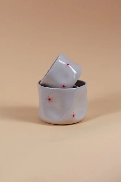 Kalíšek růžové  jarní kytičky pomačkaný