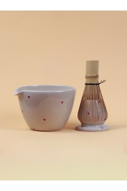 ručně točený matcha set, chawan a chasen holder, červená srdíčka, Studimo