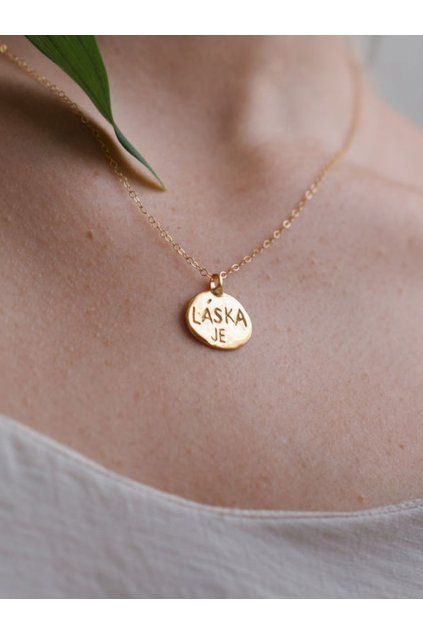 Láska je