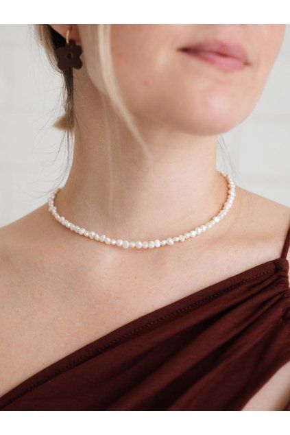 náhrdelník z říčních perel Pearl na krku, ručně navlékaný, Studimo